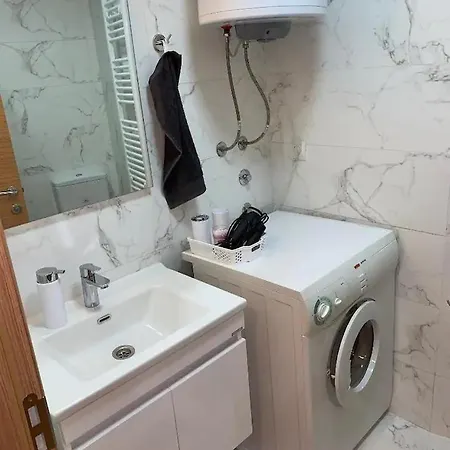 Brand New, Modern & Cozy In Area Apartment *