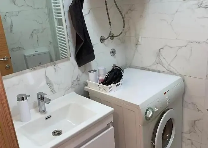 Brand New, Modern & Cozy In Area Apartment *